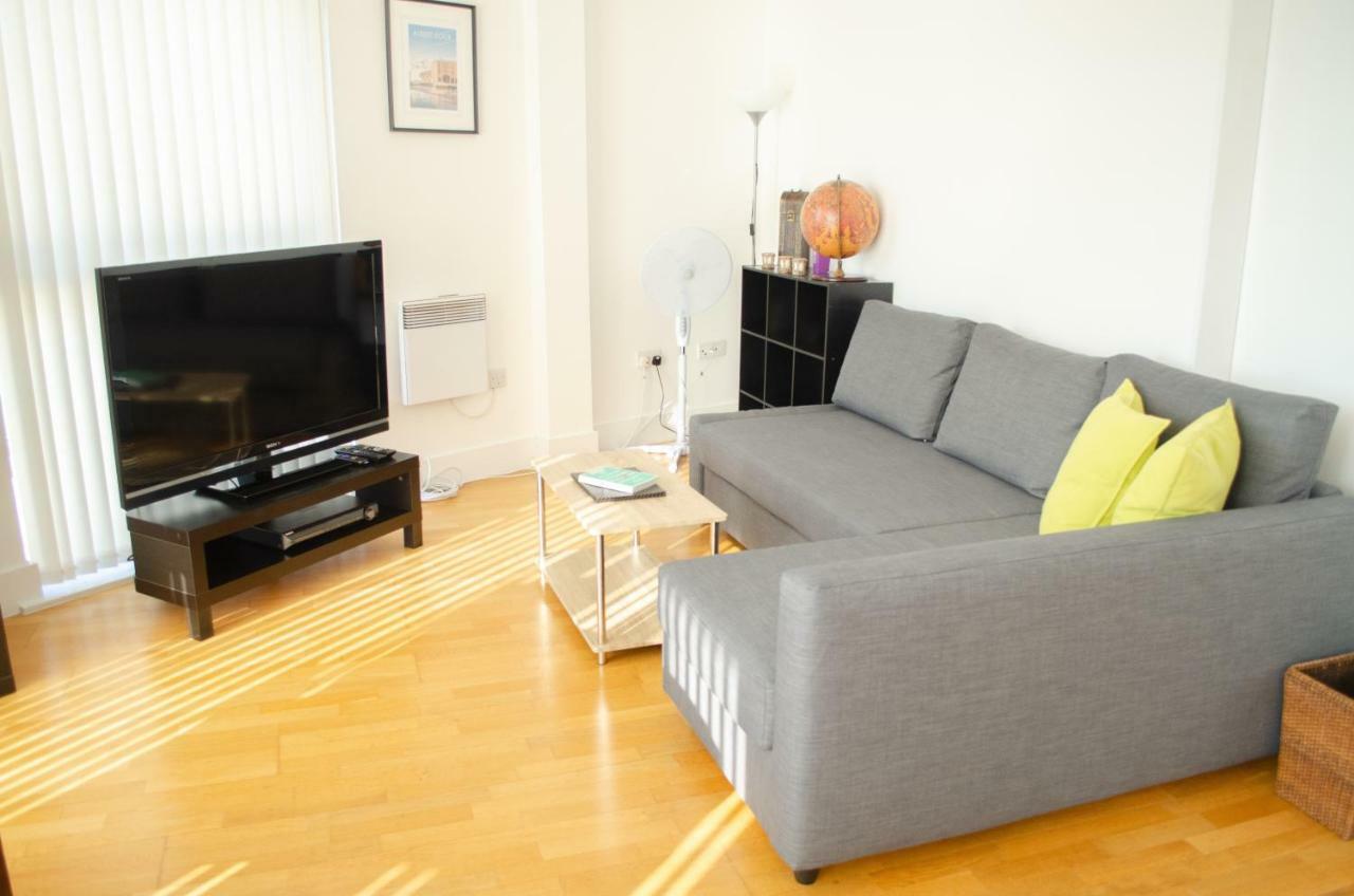 Serviced Apartment In Liverpool City Centre - Free Parking - Balcony - By Happy Days Exterior photo